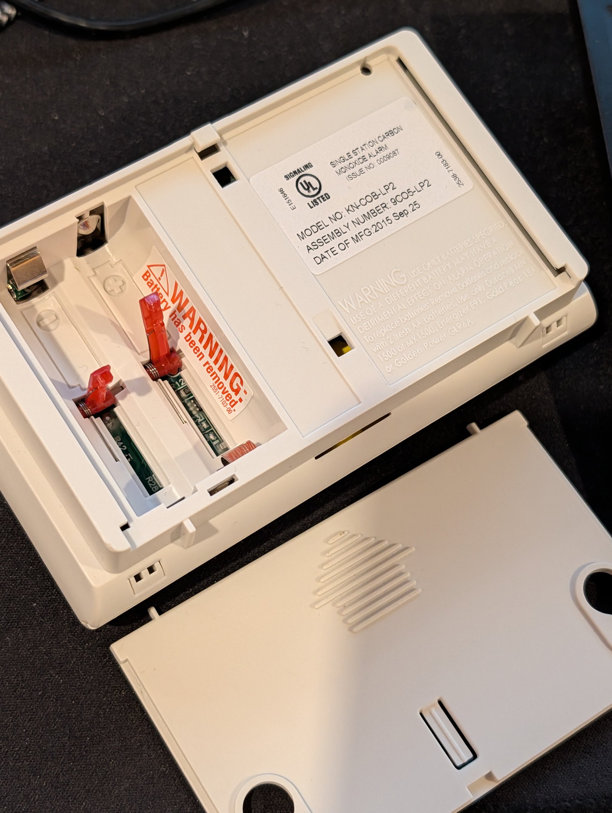 Kidde KN-COB-LP2 back panel open showing battery compartment, model label, and September 2015 manufacture date