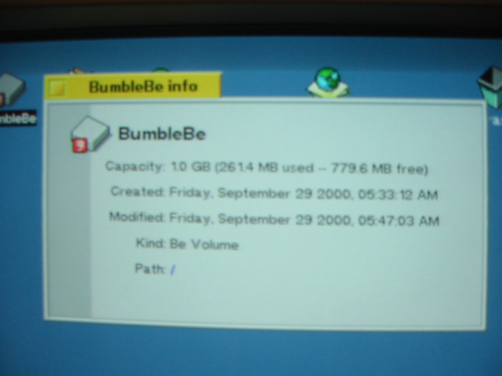 BeOS BumbleBe volume info dialog showing Capacity 1.0 GB with 261.4 MB used 779.6 MB free, Created Friday September 29 2000 at 05:33:12 AM, Modified same day 05:47:03 AM, Kind Be Volume, Path forward slash